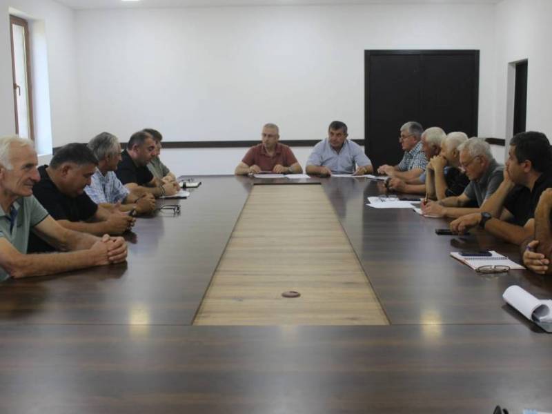 მერის მოვალეობის შემსრულებელმა მამუკა ხიმშიაშვილმა სამუშაო თათბირი გამართა